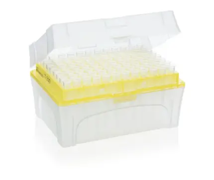 Geöffnete Tip-Box mit gelben BRAND Pipettenspitzen (2–200 µL) in einem praktischen Labor-Rack zur einfachen Entnahme.