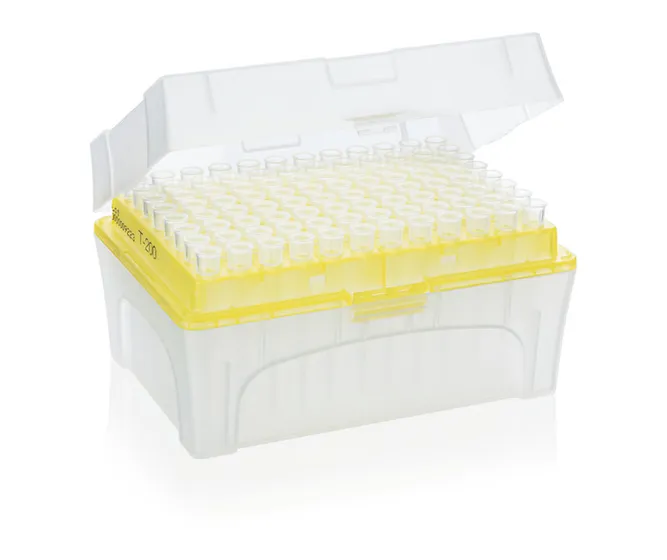BRAND Pipettenspitzen 2–200 µL gelb Box geöffnet Geöffnete Tip-Box mit gelben BRAND Pipettenspitzen (2–200 µL) in einem praktischen Labor-Rack zur einfachen Entnahme.
