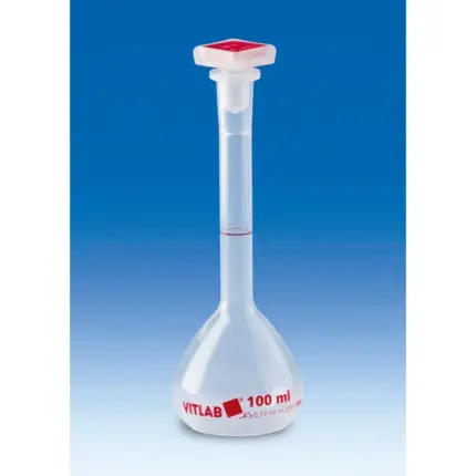 100 ml VITLAB Messkolben aus glasklarem PMP (Polymethylpenten), Klasse A mit NS-Stopfen aus PP für präzise volumetrische Arbeiten im Labor.