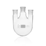 Einzelner transparenter DURAN Dreihals-Rundkolben (1000 ml) aus Borosilikatglas 3.3 mit parallelen Seitenhälsen und Normschliff für Laboranwendungen.
