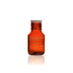 25 ml DURAN PURE Laborflasche aus bernsteinfarbenem Borosilikatglas mit DIN-Gewinde, Schutzabdeckung und Skala für den Laborbedarf.