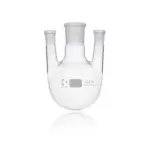 Einzelner transparenter DURAN Dreihals-Rundkolben (250 ml) aus Borosilikatglas 3.3 mit parallelen Seitenhälsen und Normschliff für Laboranwendungen.