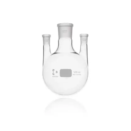Einzelner transparenter DURAN Dreihals-Rundkolben (500 ml) aus Borosilikatglas 3.3 mit parallelen Seitenhälsen und Normschliff für Laboranwendungen.