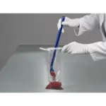 Anwendung des detektierbaren, blauen Bürkle SteriPlast Probenlöffels mit langem Griff bei der Probenahme von Pfeffer aus einem SteriBag.