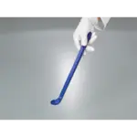 Hand hält einen leeren, detektierbaren blauen Bürkle SteriPlast Probenlöffel mit langem Griff für die Laborprüfung.
