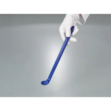 Hand hält einen leeren, detektierbaren blauen Bürkle SteriPlast Probenlöffel mit langem Griff für die Laborprüfung.