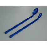 Zwei verschiedene Größen des detektierbaren, blauen Bürkle SteriPlast Probenlöffels mit langem Griff in unverpackter Ansicht.
