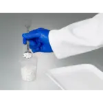 Anwendung des Bürkle Löffelspatels aus Edelstahl 1.4301 beim Dosieren und Abfüllen von Tabletten im Labor.