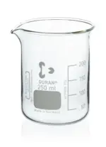 Einzelner BRAND Becher in niedriger Form (250 ml) aus Borosilikatglas 3.3, graduiert mit Ausguss für Laboranwendungen.