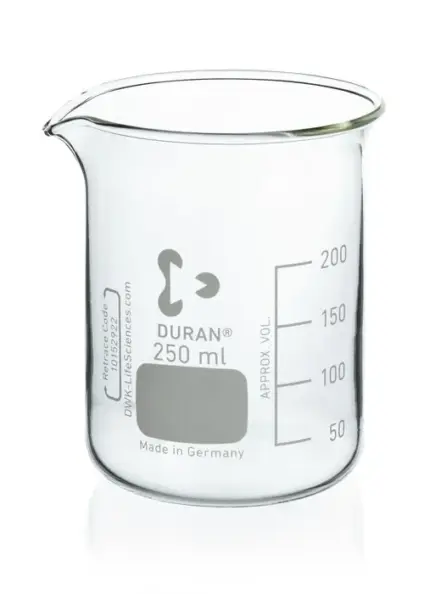 Einzelner BRAND Becher in niedriger Form (250 ml) aus Borosilikatglas 3.3, graduiert mit Ausguss für Laboranwendungen.