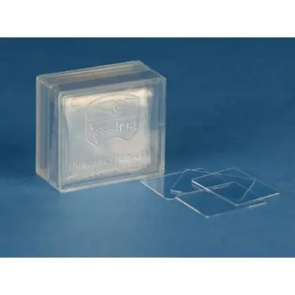 Packung und ausgebreitete Assistent Hämocytometer-Deckgläser (0,4 mm, CE/IVD) auf blauem Hintergrund für die Zellzählung.
