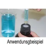 BOLA Schraub-Verbindungskappe aus PPS auf einer Laborflasche mit eingesetztem Septum und Einstich einer Spritzennadel als Anwendungsbeispiel