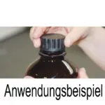 BOLA Schraubverschlusskappe HT aus PPS beim Aufschrauben auf eine Braunglas-Laborflasche von Hand als Anwendungsbeispiel