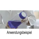 Anwendungsbeispiel: Laborant hält eine befüllte Glasflasche mit blauer BOLA High Chem Verschlusskappe in den Händen