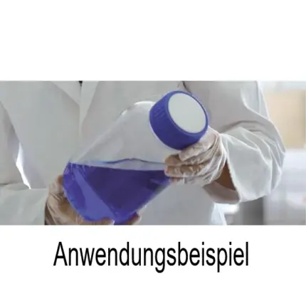 Anwendungsbeispiel: Laborant hält eine befüllte Glasflasche mit blauer BOLA High Chem Verschlusskappe in den Händen