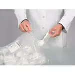 Entnahme eines einzeln verpackten Bürkle Einweg-Probenlöffels LaboPlast aus Polystyrol aus dem Vorratsbeutel im Labor.