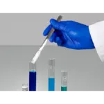 Anwendung des Bürkle Micro-Spatels aus Edelstahl (1,25 ml / 170 mm) durch eine Hand im Laborhandschuh bei der Probenahme.