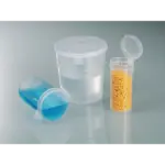 Verschiedene Bürkle Probendose Pure Probengefäße aus Polypropylen (PP) mit Schnappdeckel und unterschiedlichen Füllungen in Laboranwendungen.