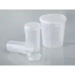 Gruppenansicht verschiedener Bürkle Probendose Pure Probengefäße aus Polypropylen (PP) mit anhängendem Schnappdeckel für Laboranwendungen.