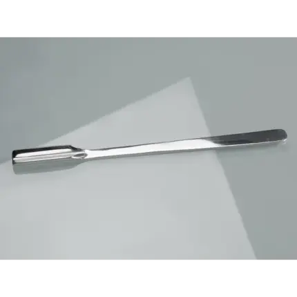 Freigestellter Bürkle Spatel aus V2A-Edelstahl (1.4301) für die professionelle und hygienische Probenahme im Labor.