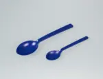 Größenvergleich von zwei detektierbaren, blauen Bürkle SteriPlast Probenlöffeln in steriler Ausführung für das Labor.