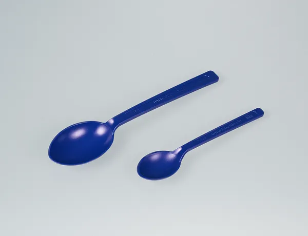 Bürkle SteriPlast detektierbarer Probenlöffel Grössenvergleich blau Größenvergleich von zwei detektierbaren, blauen Bürkle SteriPlast Probenlöffeln in steriler Ausführung für das Labor.
