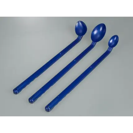 Verschiedene Größen des detektierbaren, blauen Bürkle SteriPlast Probenlöffels mit langem Griff in steriler Ausführung.
