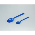 Größenvergleich von zwei sterilen, blauen Bürkle SteriPlast Löffeln für Lebensmittel bei der Probenahme.