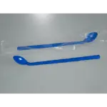 Blauer Bürkle SteriPlast Probenlöffel mit langem Griff, einmal steril verpackt und einmal ausgepackt für die Laborprobenahme.