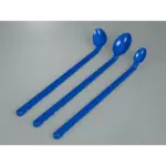 Verschiedene Größen des blauen Bürkle SteriPlast Probenlöffels mit langem Griff in steriler Ausführung für die Laborprobenahme.