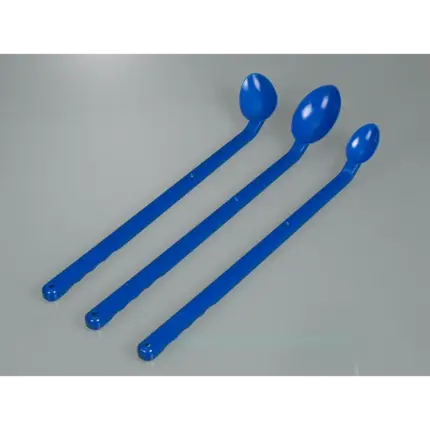 Verschiedene Größen des blauen Bürkle SteriPlast Probenlöffels mit langem Griff in steriler Ausführung für die Laborprobenahme.