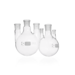 Zwei transparente DURAN Dreihals-Rundkolben aus Borosilikatglas 3.3 mit parallelen Seitenhälsen und Normschliff für Laboranwendungen.