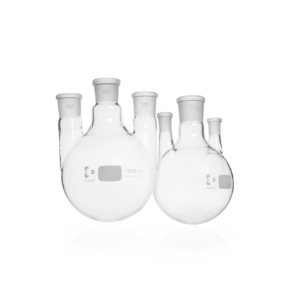 Zwei transparente DURAN Dreihals-Rundkolben aus Borosilikatglas 3.3 mit parallelen Seitenhälsen und Normschliff für Laboranwendungen.