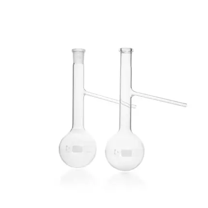 Zwei transparente DURAN Engler-Kolben (125 ml) aus Borosilikatglas 3.3 mit Normschliff NS 19/26 und Seitenarm nach ASTM für Laboranwendungen.