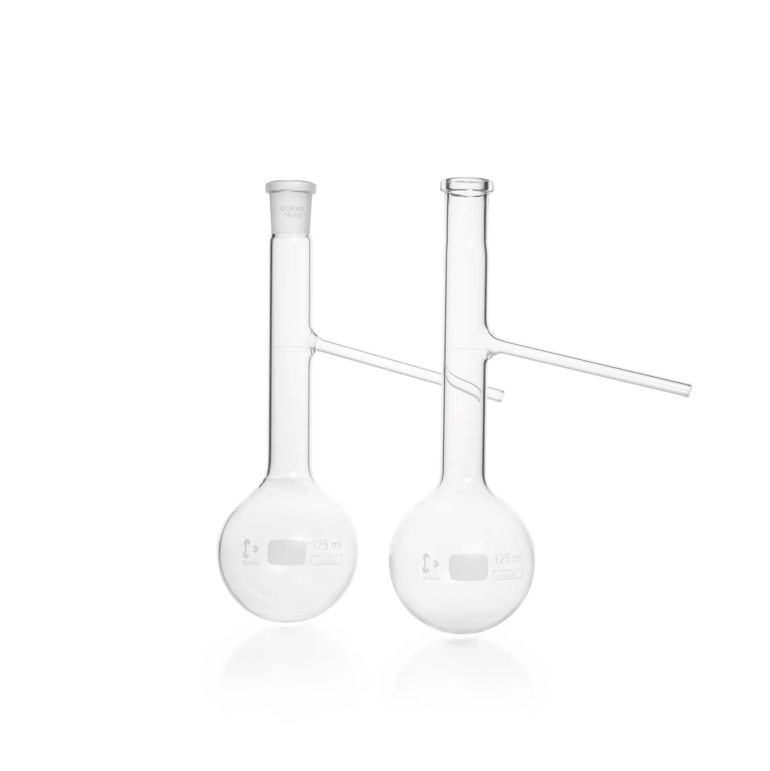 DURAN Engler-Kolben aus Borosilikatglas 3.3 NS 19/26 mit Seitenarm ASTM 125 ml Zwei transparente DURAN Engler-Kolben (125 ml) aus Borosilikatglas 3.3 mit Normschliff NS 19/26 und Seitenarm nach ASTM für Laboranwendungen.