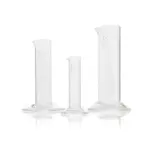 Set aus mehreren DURAN Messzylindern niedrige Form Klasse B aus Borosilikatglas 3.3 mit Sechskantfuß, Ausguss und weißer Skala für Laboranwendungen.