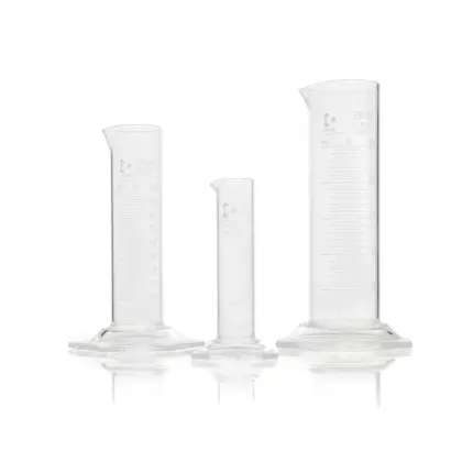 Set aus mehreren DURAN Messzylindern niedrige Form Klasse B aus Borosilikatglas 3.3 mit Sechskantfuß, Ausguss und weißer Skala für Laboranwendungen.