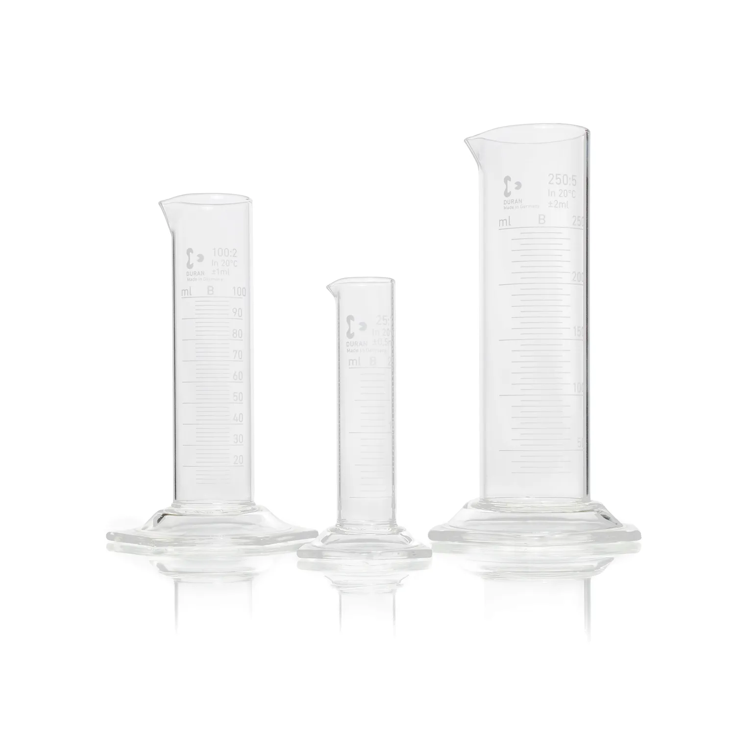DURAN Messzylinder niedrige Form Klasse B aus Borosilikatglas 3.3 mit Sechskantfuß und weißer Skala Set Set aus mehreren DURAN Messzylindern niedrige Form Klasse B aus Borosilikatglas 3.3 mit Sechskantfuß, Ausguss und weißer Skala für Laboranwendungen.