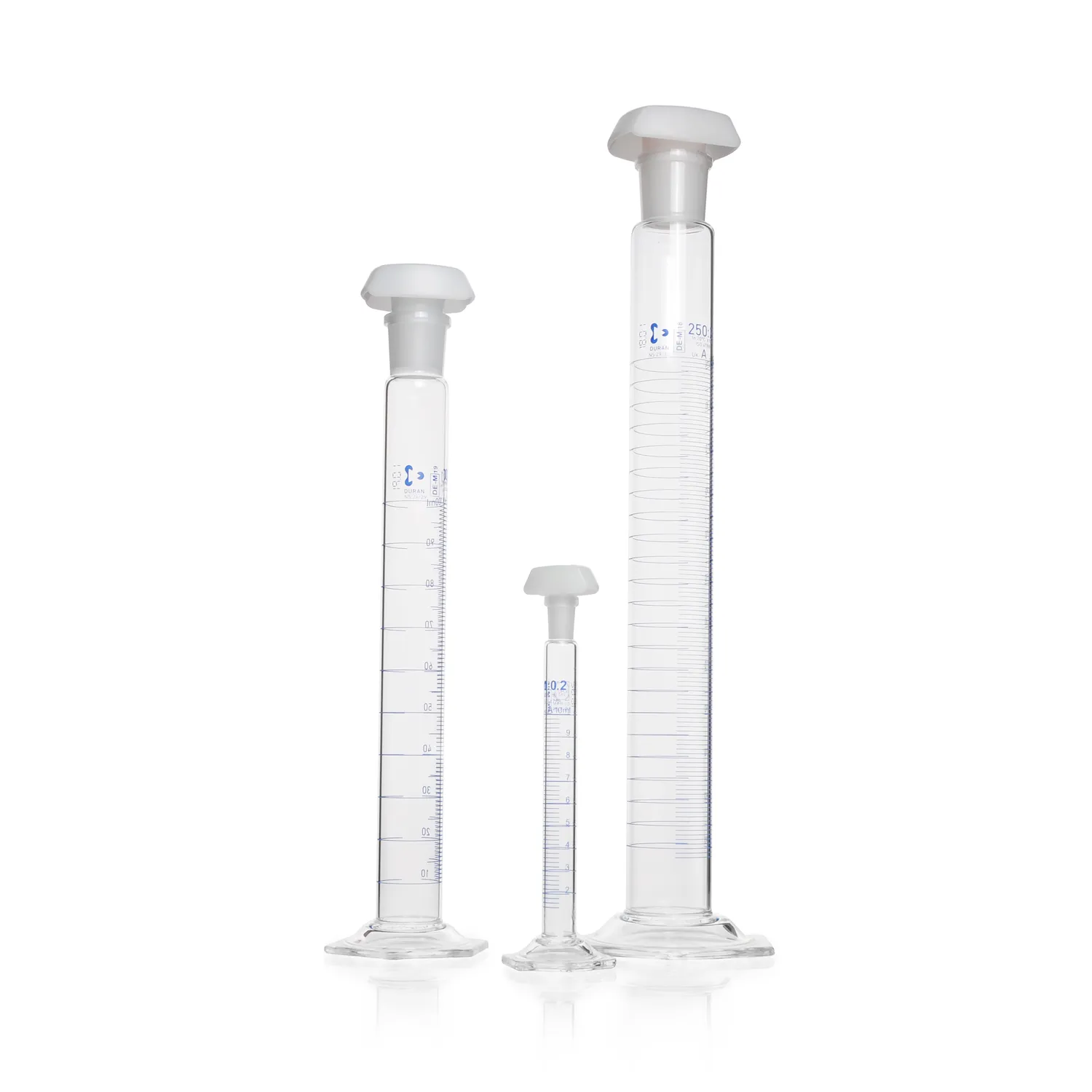 DURAN Mischzylinder Klasse A aus Borosilikatglas 3.3 mit Sechskantfuß und Chargenzertifikat Set Set aus mehreren DURAN Mischzylindern Klasse A aus Borosilikatglas 3.3 mit Sechskantfuß und Chargenzertifikat für präzise Volumenmessungen im Labor.
