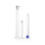 Set aus mehreren DURAN Mischzylindern Klasse B aus Borosilikatglas 3.3 mit Sechskantfuß, PE-Achteckstopfen und weißer Skala für Laboranwendungen.