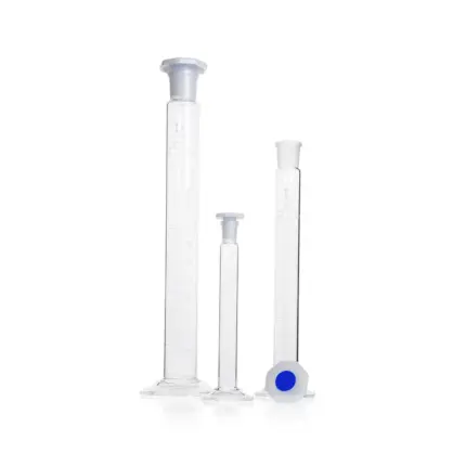 Set aus mehreren DURAN Mischzylindern Klasse B aus Borosilikatglas 3.3 mit Sechskantfuß, PE-Achteckstopfen und weißer Skala für Laboranwendungen.