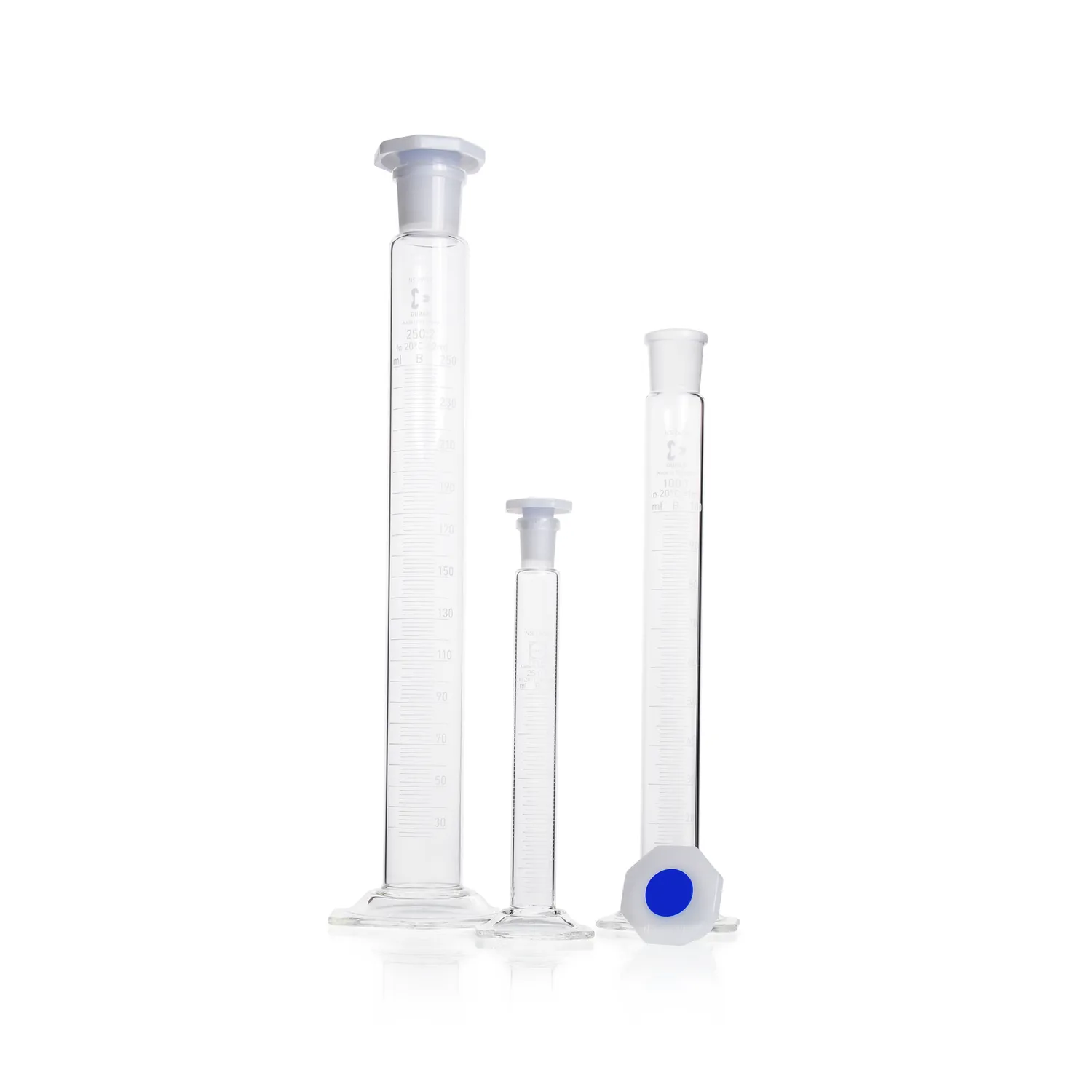 DURAN Mischzylinder Klasse B aus Borosilikatglas 3.3 mit Sechskantfuß und PE-Achteckstopfen Set Set aus mehreren DURAN Mischzylindern Klasse B aus Borosilikatglas 3.3 mit Sechskantfuß, PE-Achteckstopfen und weißer Skala für Laboranwendungen.