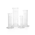Set aus mehreren DURAN SUPER DUTY Messzylindern niedrige Form Klasse B aus robustem Borosilikatglas 3.3 mit Sechskantfuß, Ausguss und Graduierung für den Laboralltag.