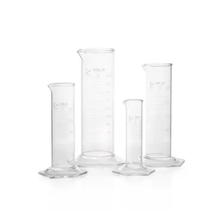 Set aus mehreren DURAN SUPER DUTY Messzylindern niedrige Form Klasse B aus robustem Borosilikatglas 3.3 mit Sechskantfuß, Ausguss und Graduierung für den Laboralltag.