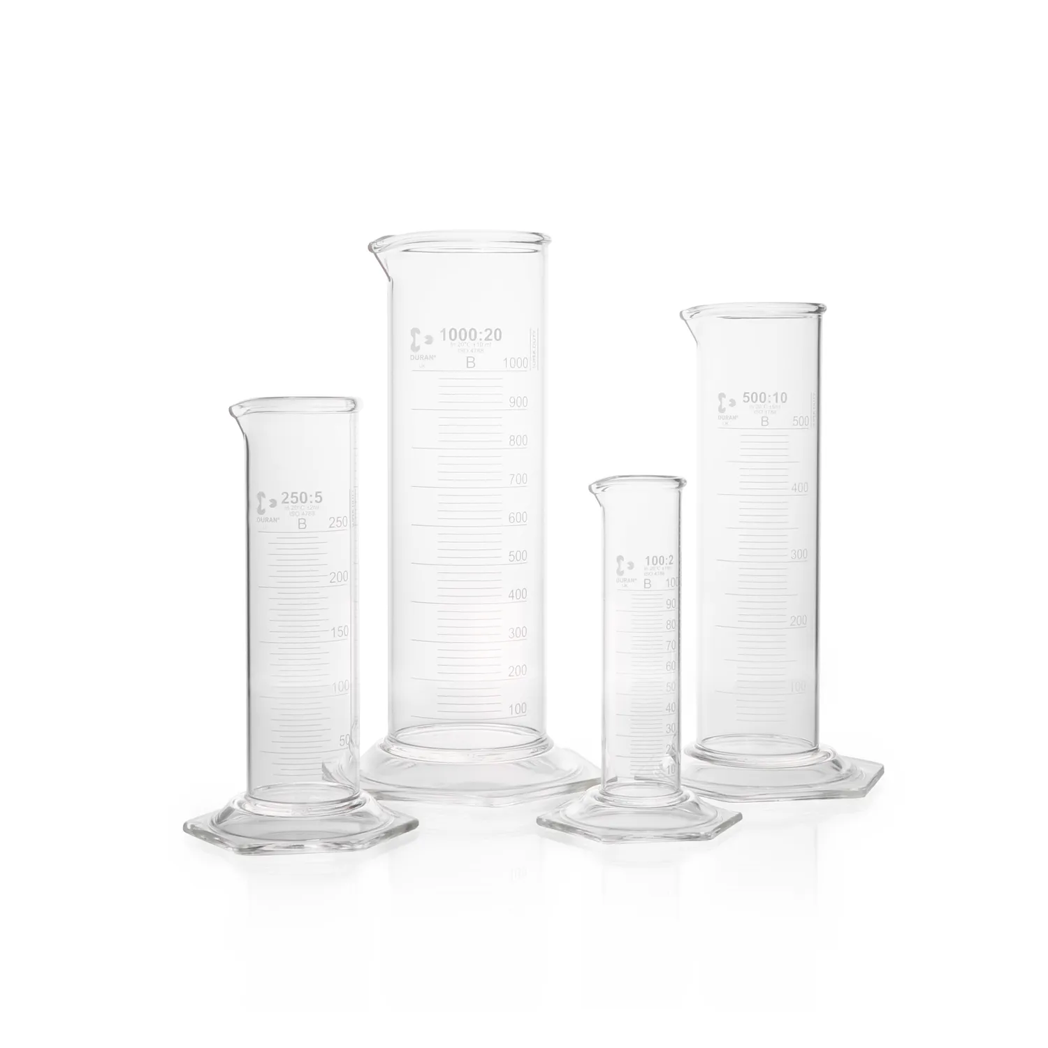 DURAN SUPER DUTY Messzylinder niedrige Form Klasse B graduiert Sechskantfuß Set Set aus mehreren DURAN SUPER DUTY Messzylindern niedrige Form Klasse B aus robustem Borosilikatglas 3.3 mit Sechskantfuß, Ausguss und Graduierung für den Laboralltag.