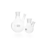 Zwei transparente DURAN Zweihals-Rundkolben (500 ml und 100 ml) aus Borosilikatglas 3.3 mit Normschliff und abgewinkeltem Seitenhals für Laboranwendungen.
