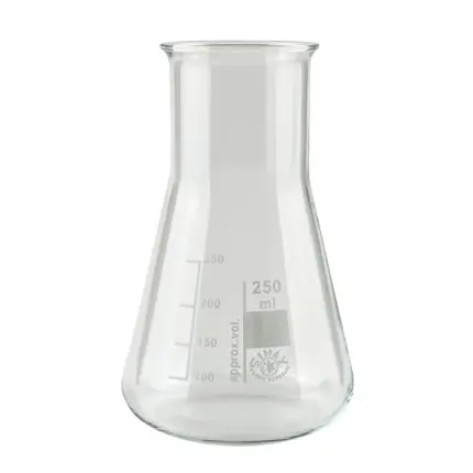 Freigestellter Assistent Erlenmeyerkolben SIMAX (250 ml) aus Borosilikatglas 3.3 mit Weithals und Skalierung für Laboranwendungen.