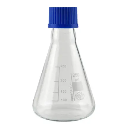 Freigestellter Erlenmeyerkolben SIMAX mit Gewinde und blauer Schraubkappe (250 ml) aus Borosilikatglas 3.3 für Laboranwendungen.