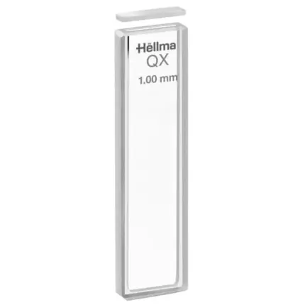 Hellma Makro-Küvette aus Quarzglas QX für UV/VIS/NIR mit 1 mm Schichtdicke, 350 µl Volumen und Glas-Abdeckplättchen für präzise Labormessungen.