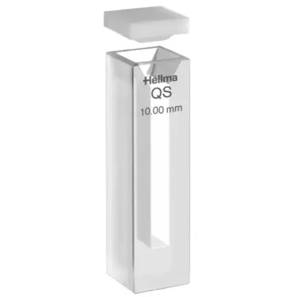 Hellma Halb-Mikro-Küvette aus Quarzglas QS für den UV/VIS-Bereich mit 10 mm Schichtdicke und Deckel für präzise Labormessungen.